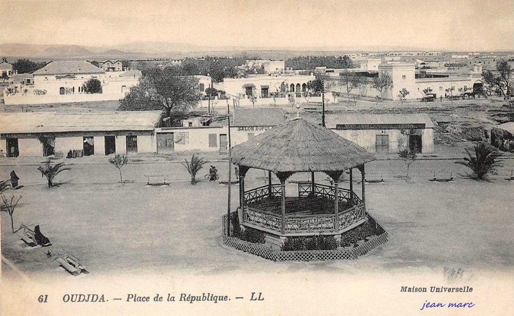 Oudjda - Place de la République.jpg