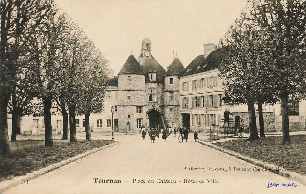 Tournan - Place du Château - Hôtel de Ville.jpg
