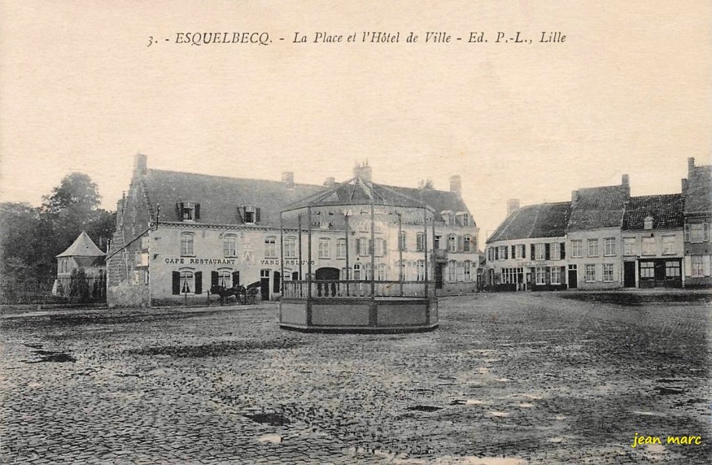 Esquelbecq - La Place et l'Hôtel de Ville.jpg
