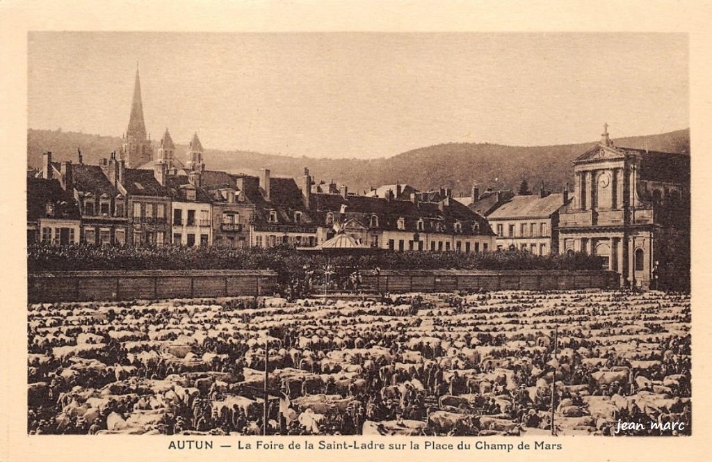 Autun - La Foire de Saint-Ladre sur la Place du Champ-de-Mars.jpg