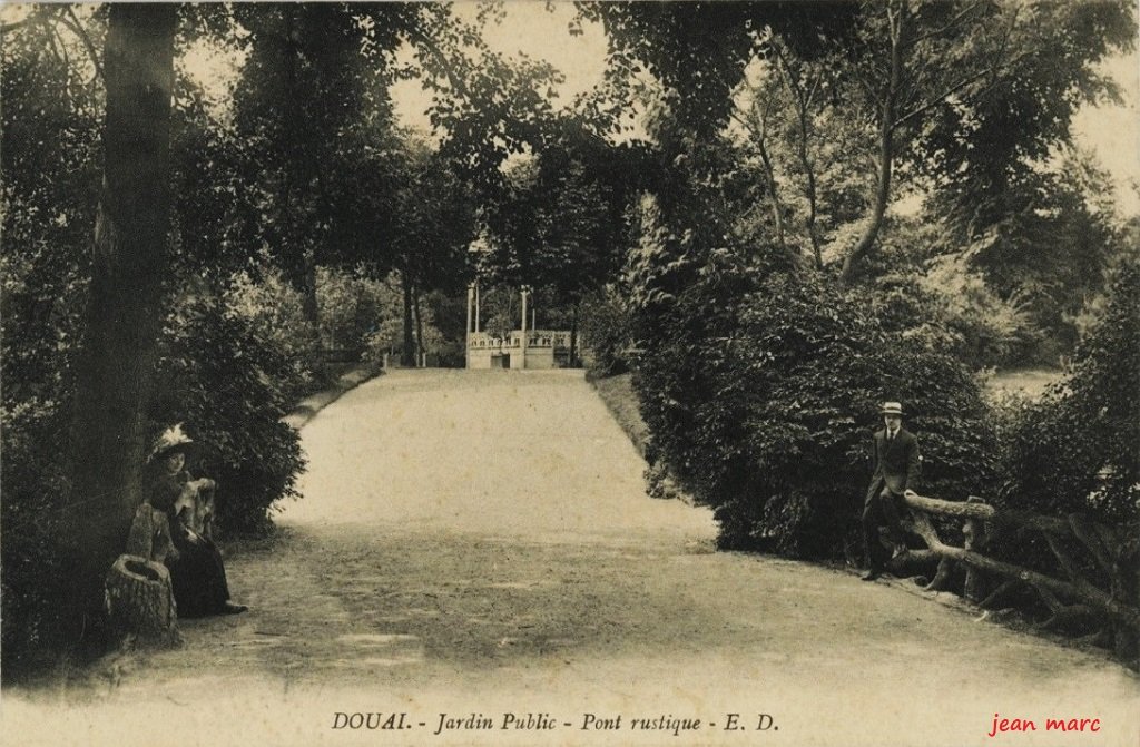 Douai - Jardin Public - Pont Rustique.jpg