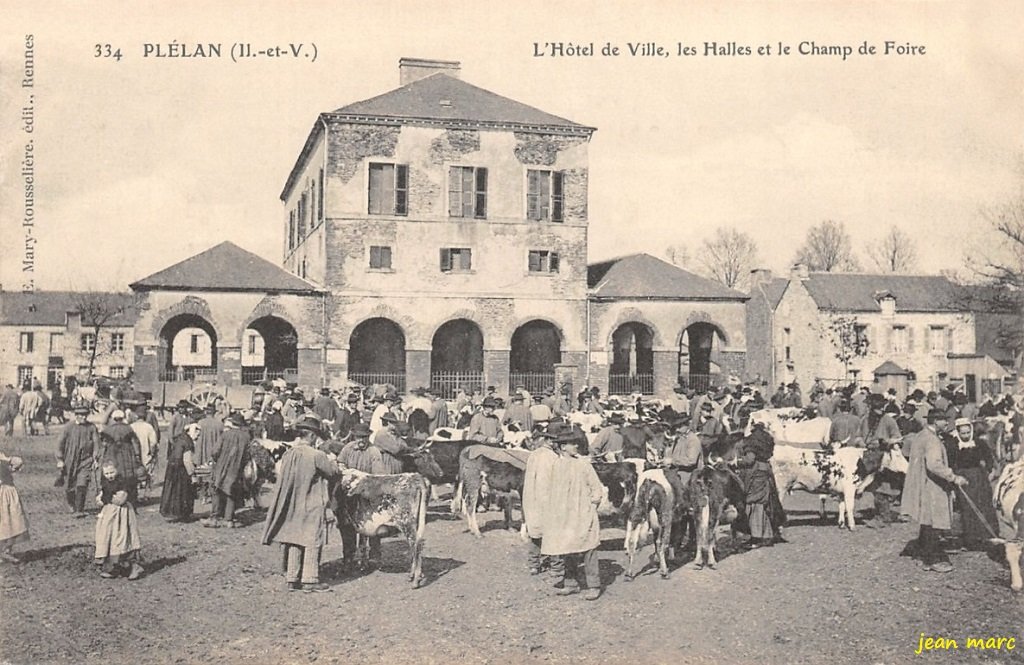 Plélan-le-Grand - L'Hôtel de ville, les Halles et le Champ de Foire.jpg