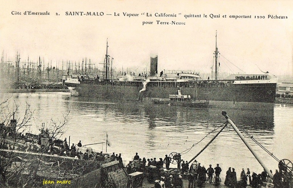Saint-Malo - Le Vapeur La Californie quittant le quai et emportant 1200 pêcheurs pour Terre-Neuve.jpg