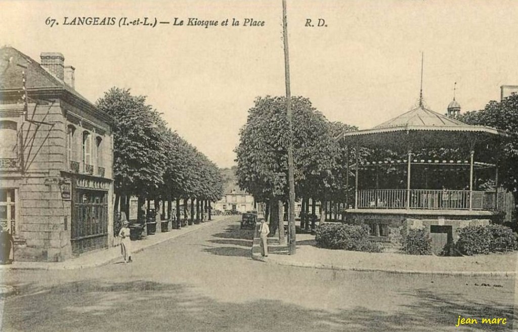 Langeais - Le Kiosque et la Place.jpg