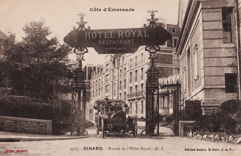 Dinard - Entrée de l'Hôtel Royal.jpg