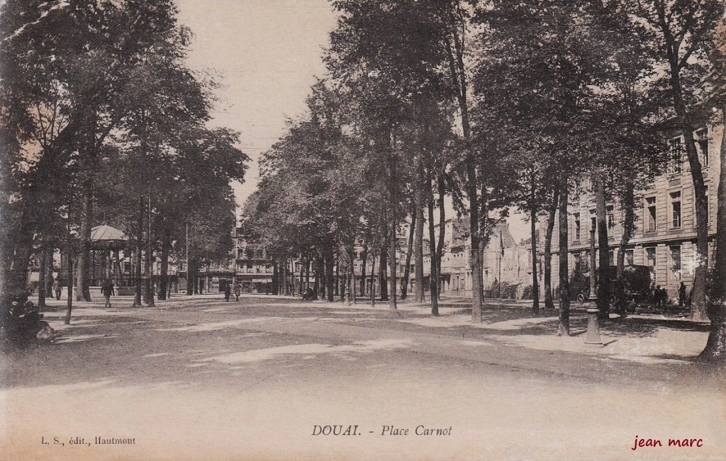 Douai - Place Carnot.jpg