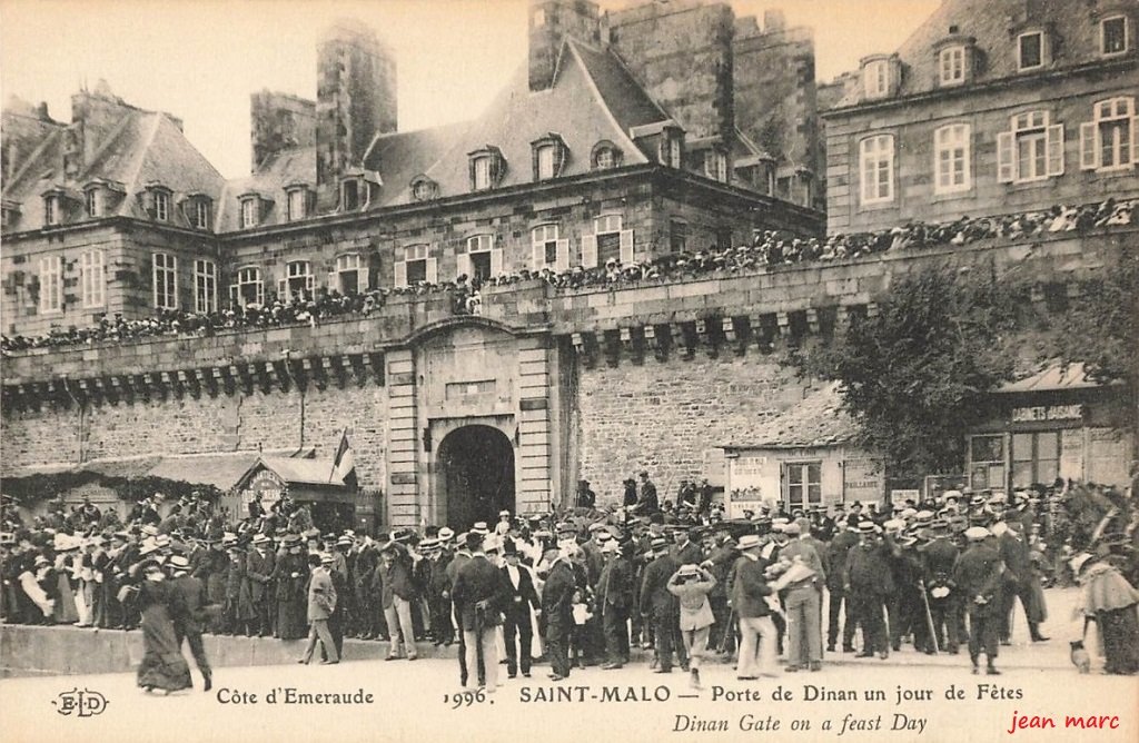 Saint-Malo - Porte de Dinan un jour de fêtes.jpg