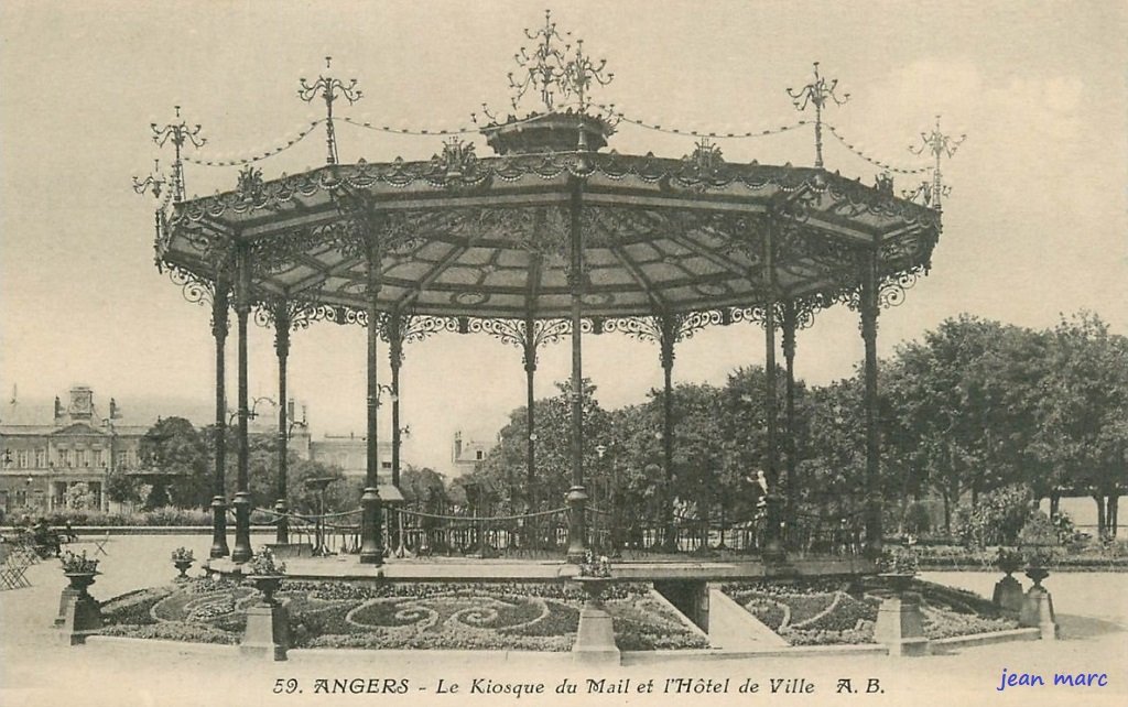 Angers - Le Kiosque du Mail et l'Hôtel de Ville.jpg