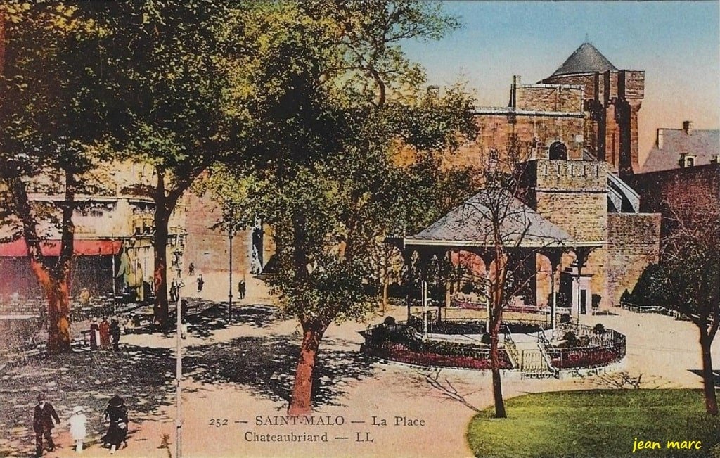 Saint-Malo - La Place Chateaubriand.jpg