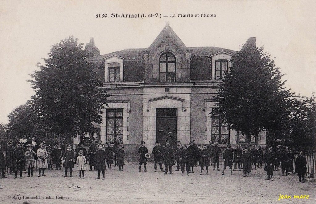 Saint-Armel - La Mairie et l'École.jpg