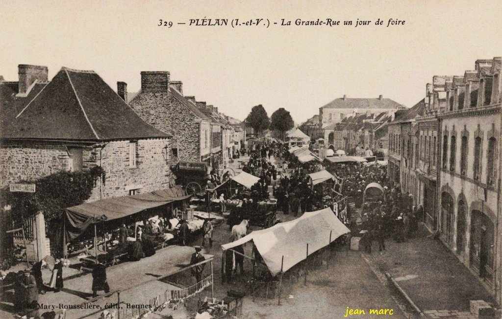 Plélan-le-Grand - La Grande Rue un jour de foire.jpg