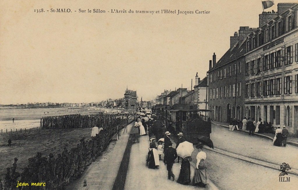 Saint-Malo - Sur le Sillon - L'arrêt du tramway et l'Hôtel Jacques Cartier.jpg