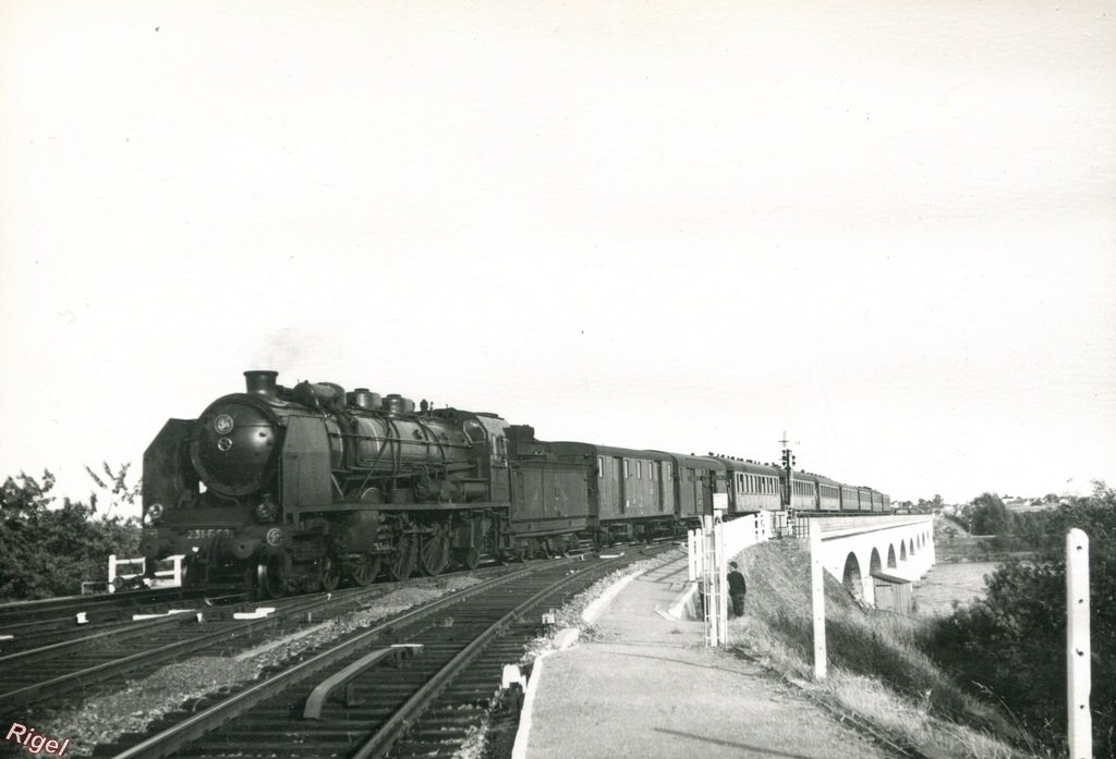 0-SNCF Ex Ouest - 231 F - Nantes Express venant de Bordeaux - Photo-Carte H Renaud.jpg