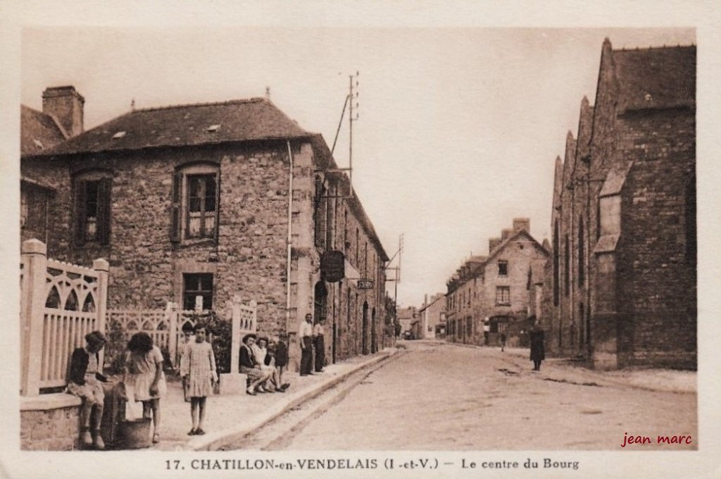 Châtillon-en-Vendelais - Le Centre du Bourg.jpg