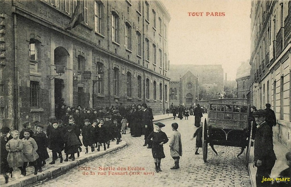 Paris XIXe - Sortie des Écoles rue Fessart 1009.jpg