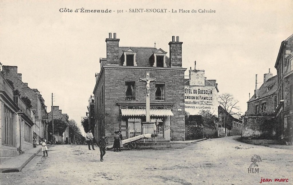 Saint-Énogat - La Place du Calvaire.jpg
