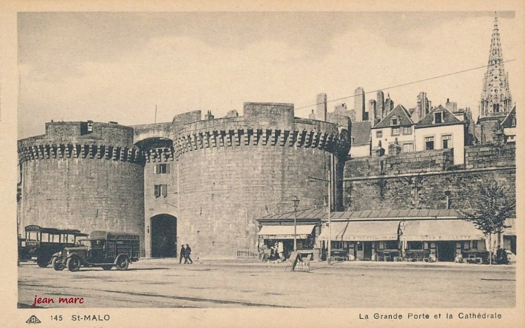 Saint-Malo - La Grande Porte et la Cathédrale.jpg