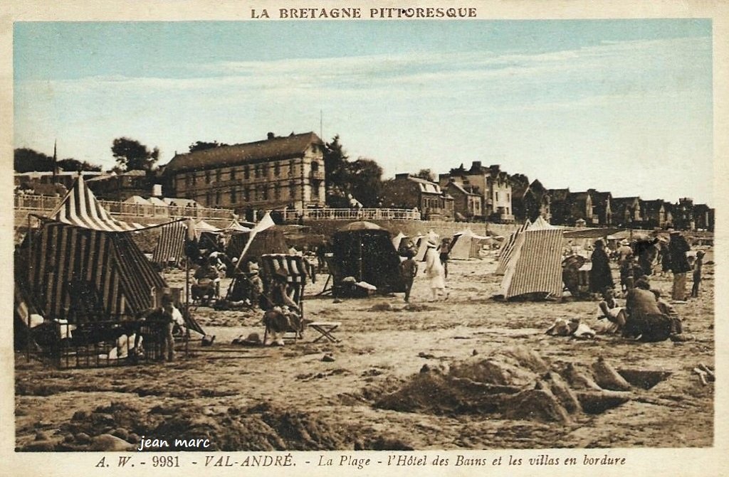 Val André - La Plage l'Hôtel des Bains et les Villas en bordure.jpg