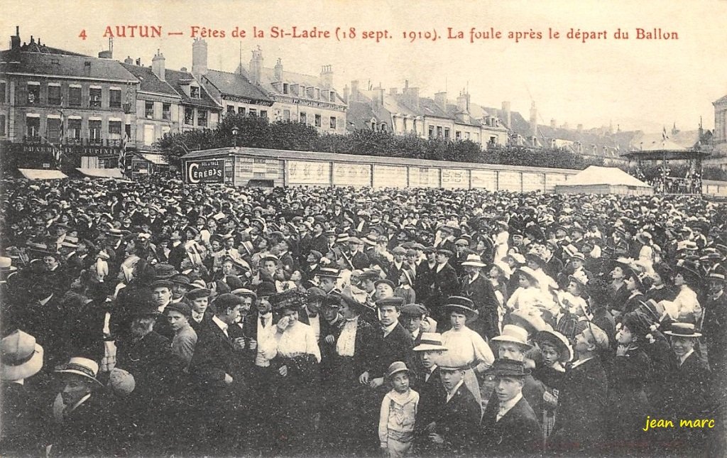 Autun - Fêtes de la Saint-Ladre - La foule après le départ du ballon.jpg