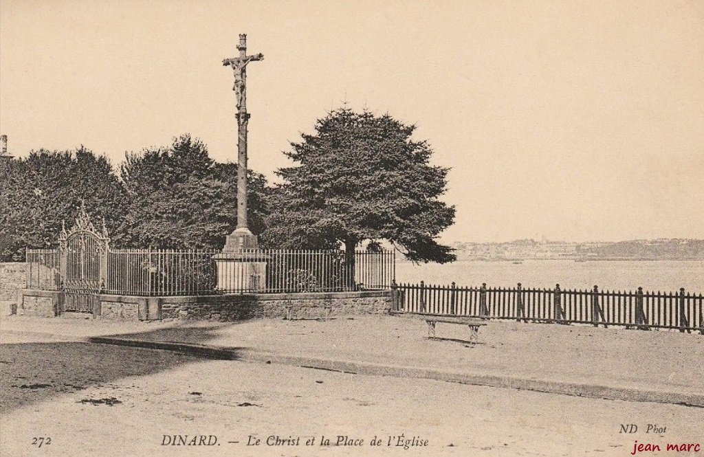 Dinard - Le Christ et la Place de l'Eglise.jpg