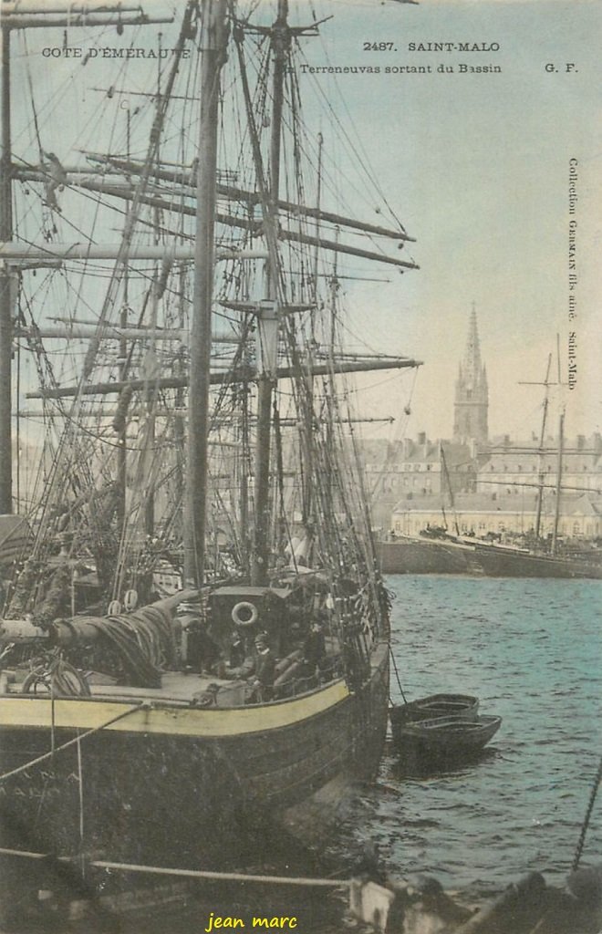 Saint-Malo - Un Terreneuvas sortant du bassin.jpg
