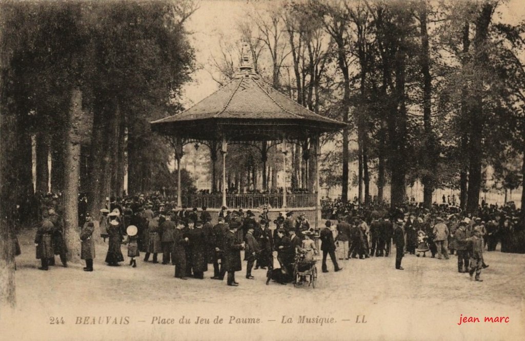 Beauvais - Place du Jeu de Paume - La Musique.jpg