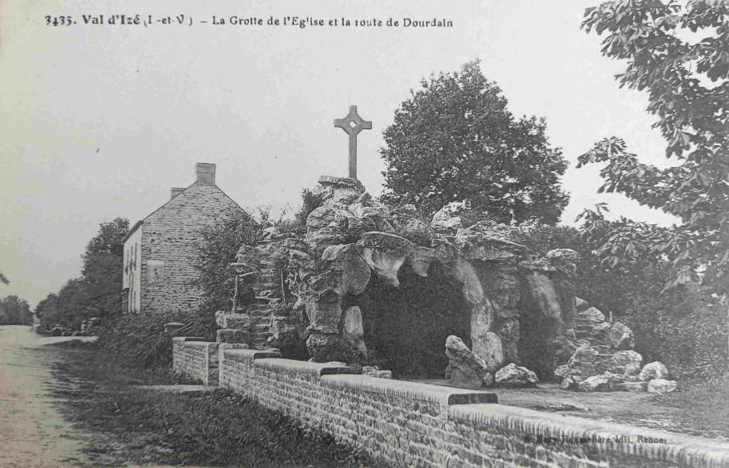 3435 - Val d'Izé - la grotte de l'église et la route de Dourdain.jpg