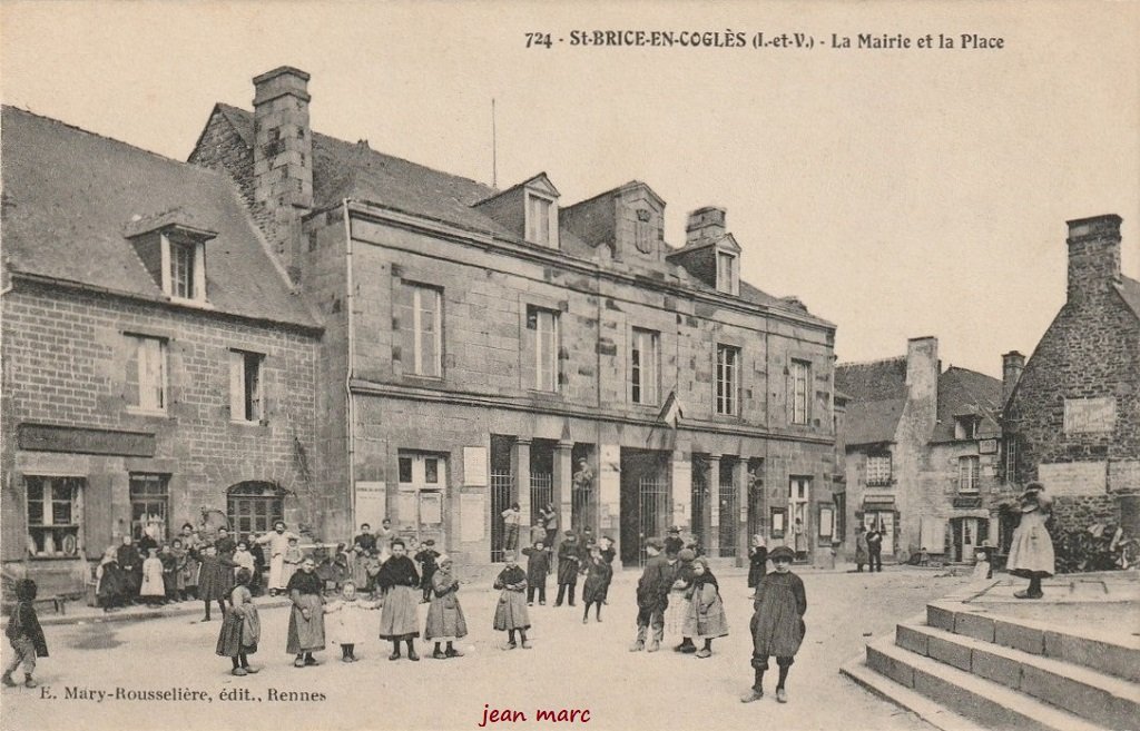 Saint-Brice-en-Coglès - La Mairie et la Place.jpg