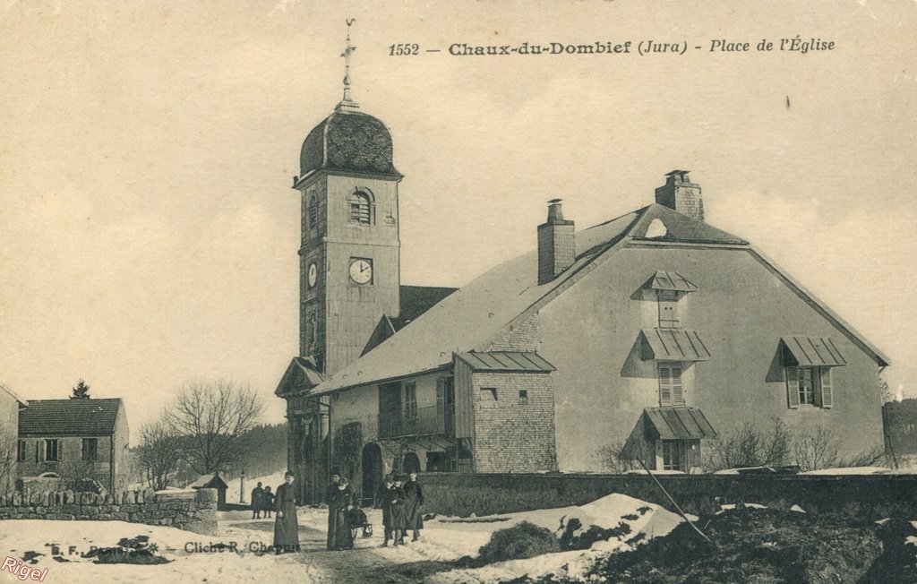 39-Chaux-du-Dombief - Place de l'Eglise - 1552 Cliché R Chapuis - BF Paris.jpg