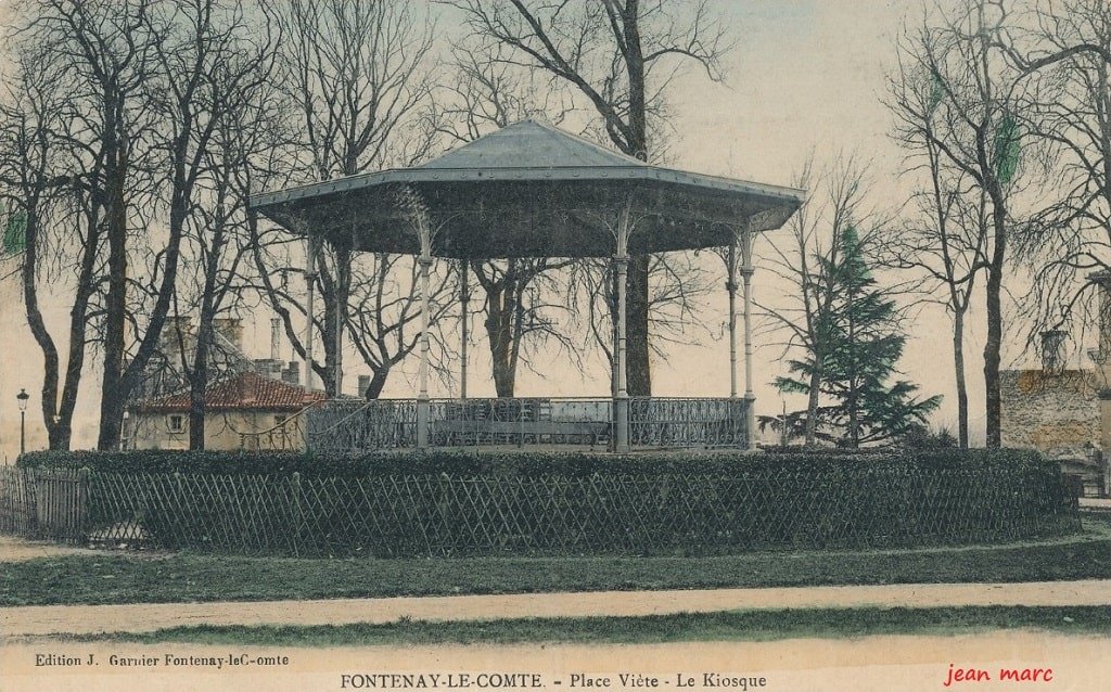 Fontenay-le-Comte - Place Viète - Le Kiosque.jpg