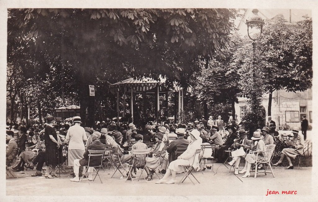 Aix-les-Bains - Square de l'Hôtel de Ville à l'heure de la musique.jpg