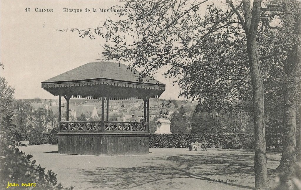 Chinon - Kiosque de la Musique.jpg