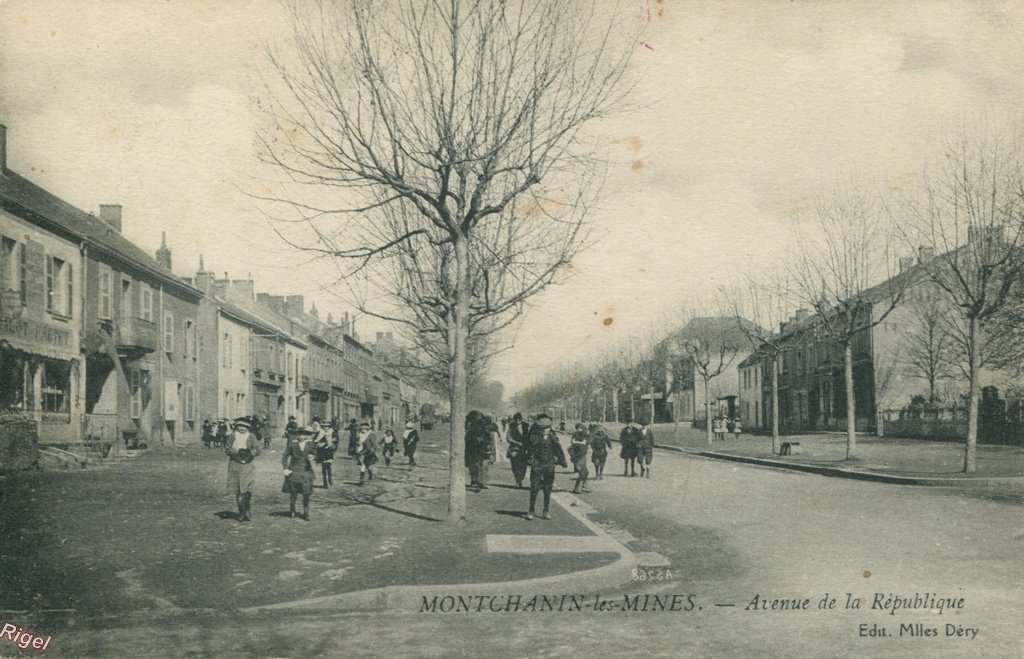 71-Montchanin-les-Mines - Avenue de la république - Edit Mlles Déry.jpg