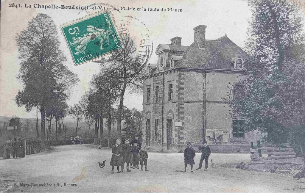 2841 - la chapelle bouëxic - la mairie et la route de maure -emr.jpg
