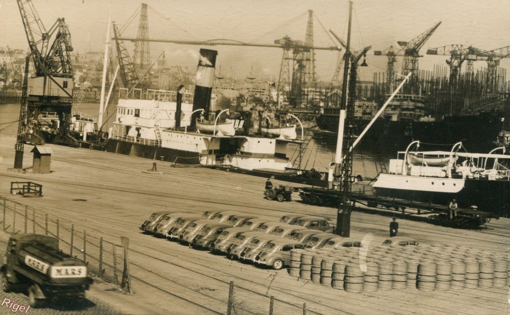 44-Nantes - Carte_Photo - 4cv prêtes à embarquer.jpg