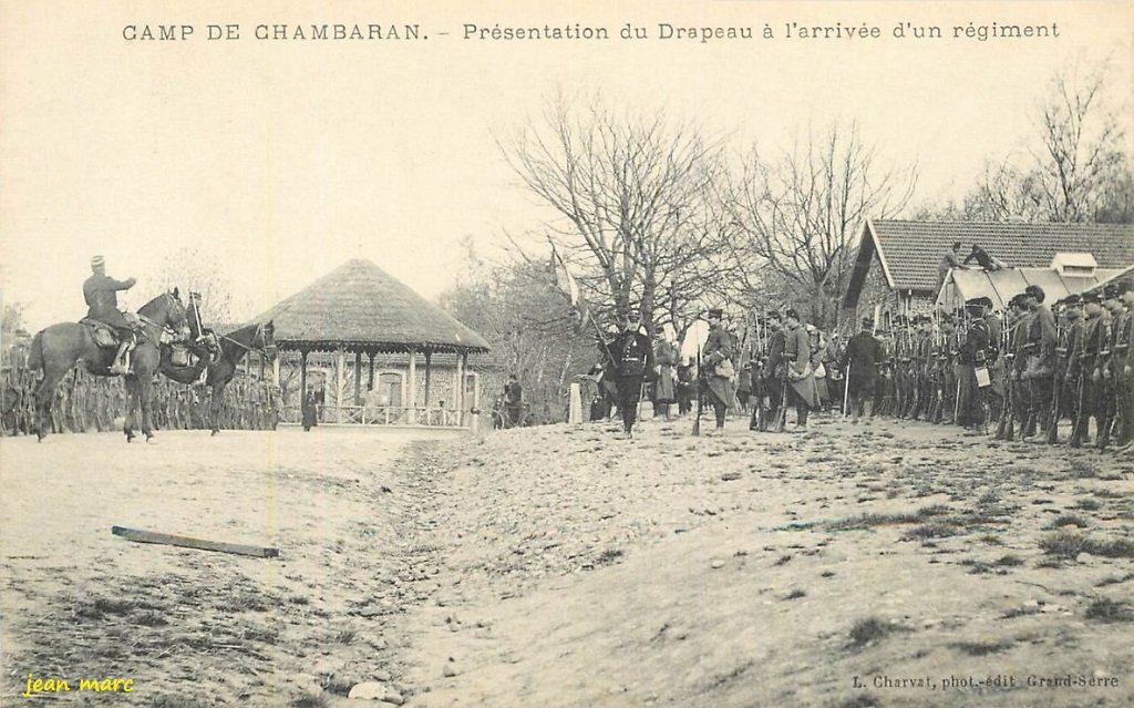 Camp de Chambaran - Présentation du Drapeau à l'arrivée d'un régiment.jpg