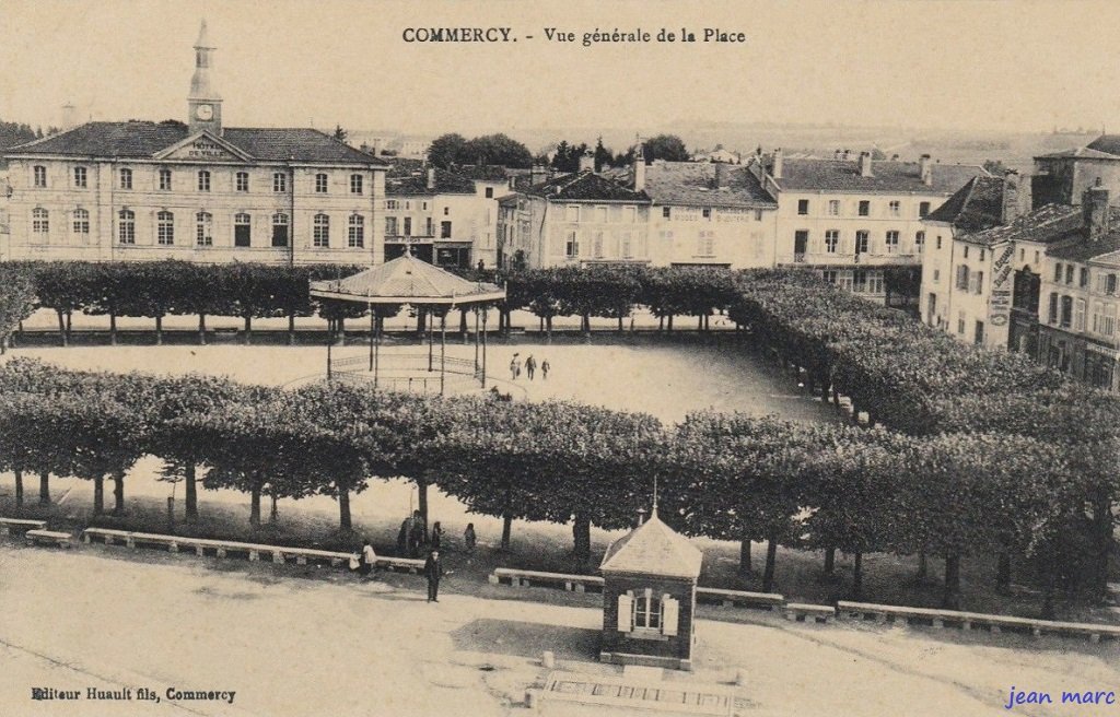 Commercy - Vue générale de la Place.jpg