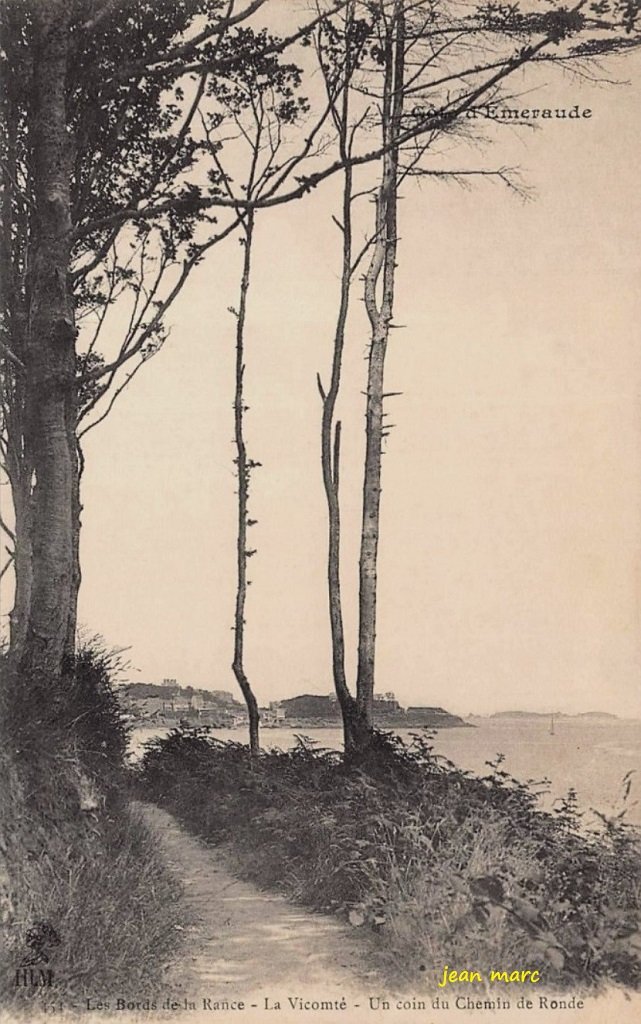 La Vicomté - Un Coin du Chemin de Ronde.jpg