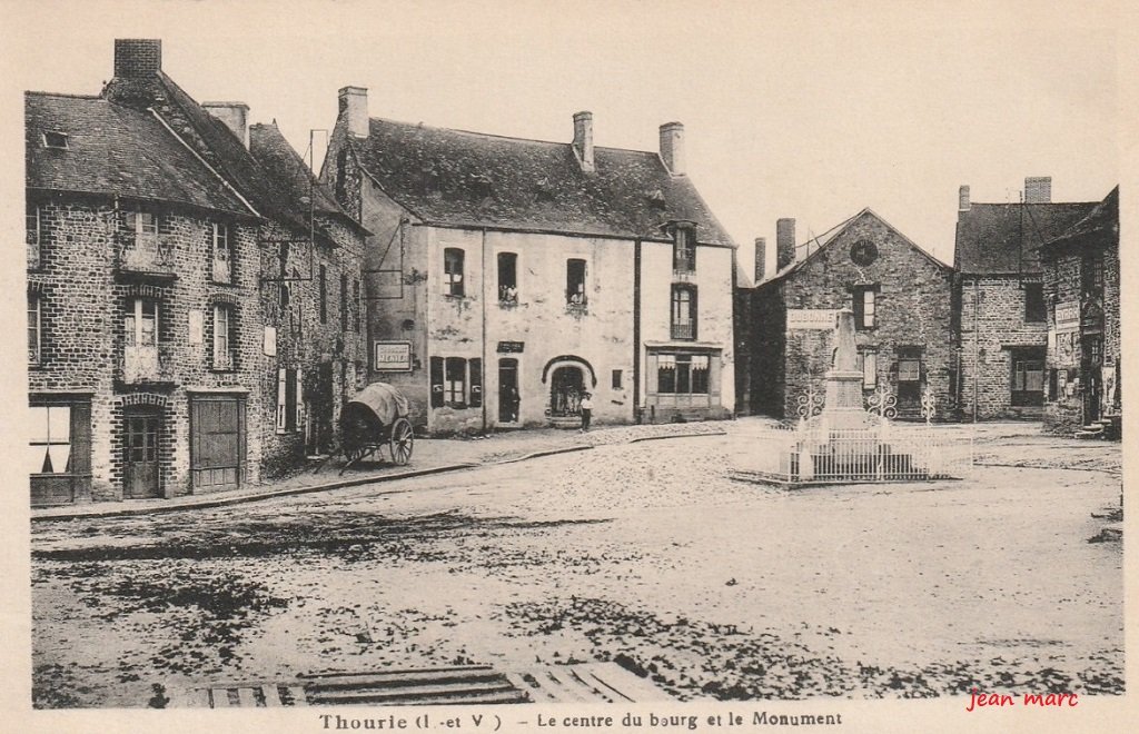Thourie - Le centre du Bourg et le Monument.jpg