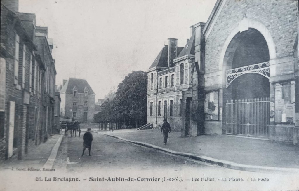 26 - Saint Aubin du Cormier - les halles, la mairie, la poste -jsorel.jpg