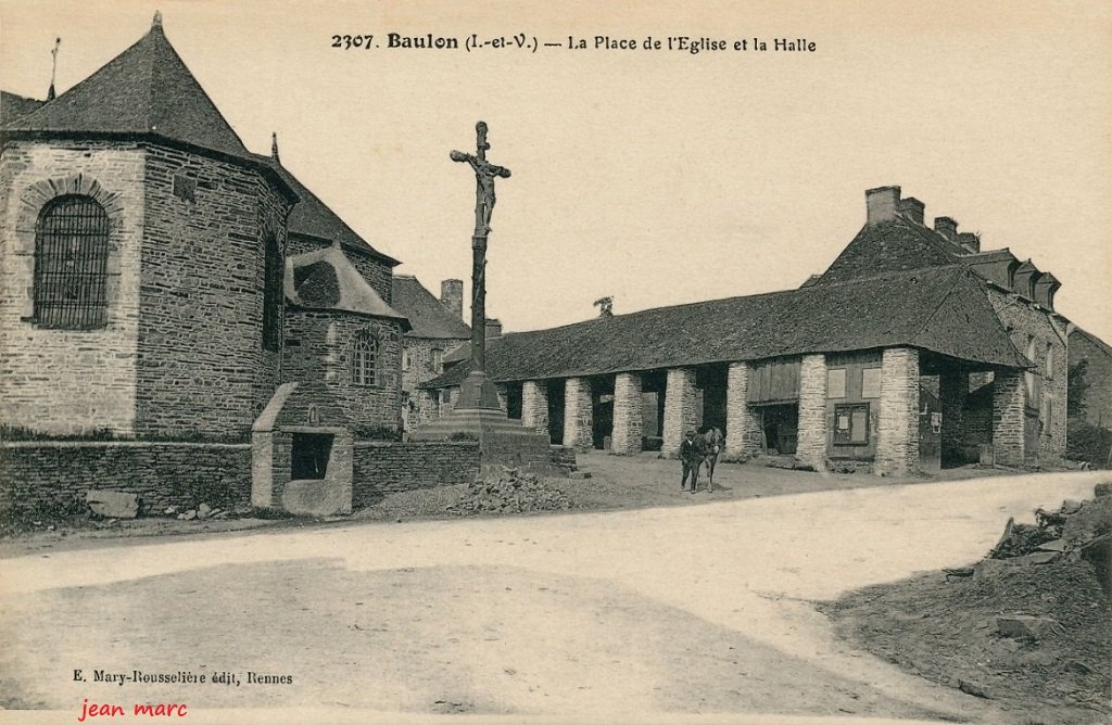 Baulon - La Place de l'église et la halle.jpg