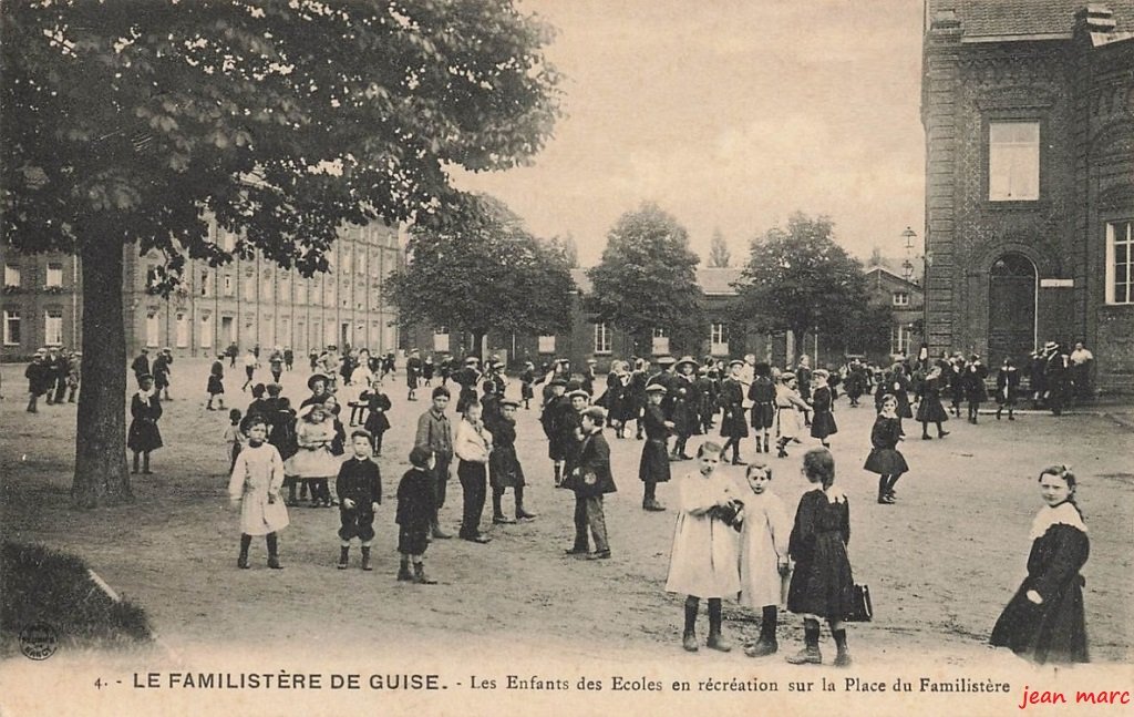 Guise - Les Enfants des Écoles en récréation sur la place du Familistère.jpg