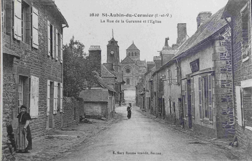 2820 - Saint Aubin du Cormier - la rue de la garenne et l'église -emr.jpg
