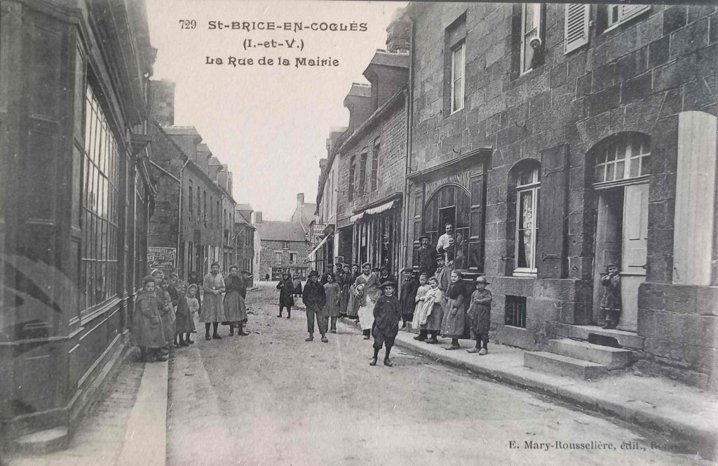 729 - Saint Brice en Coglès - la rue de la mairie -emr.jpg
