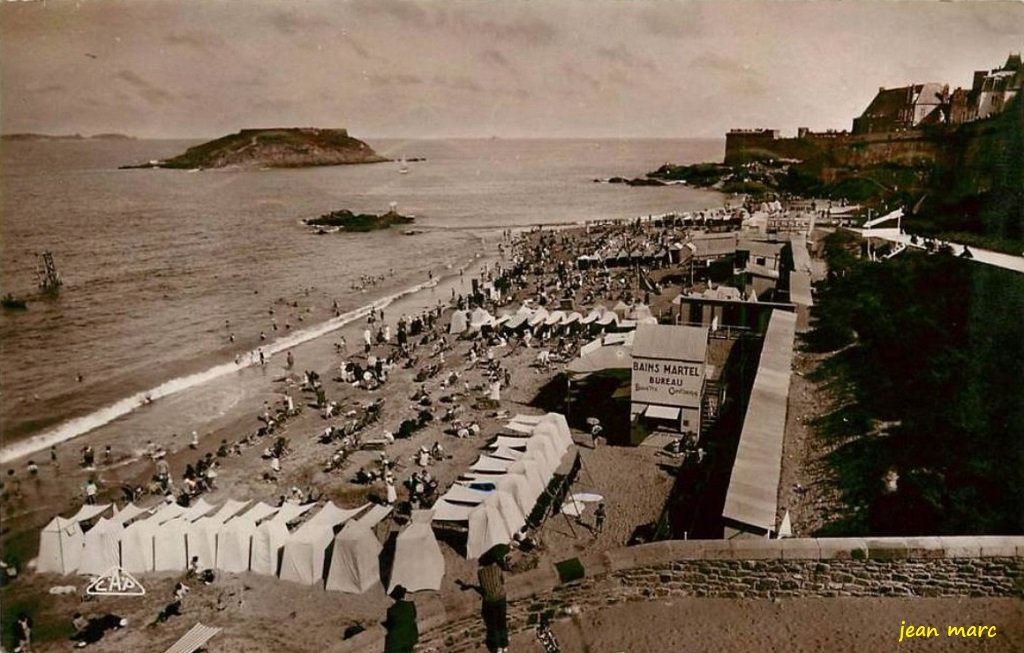 Saint-Malo - Plage de Bon Secours vue vers la Tour Bidouane.jpg