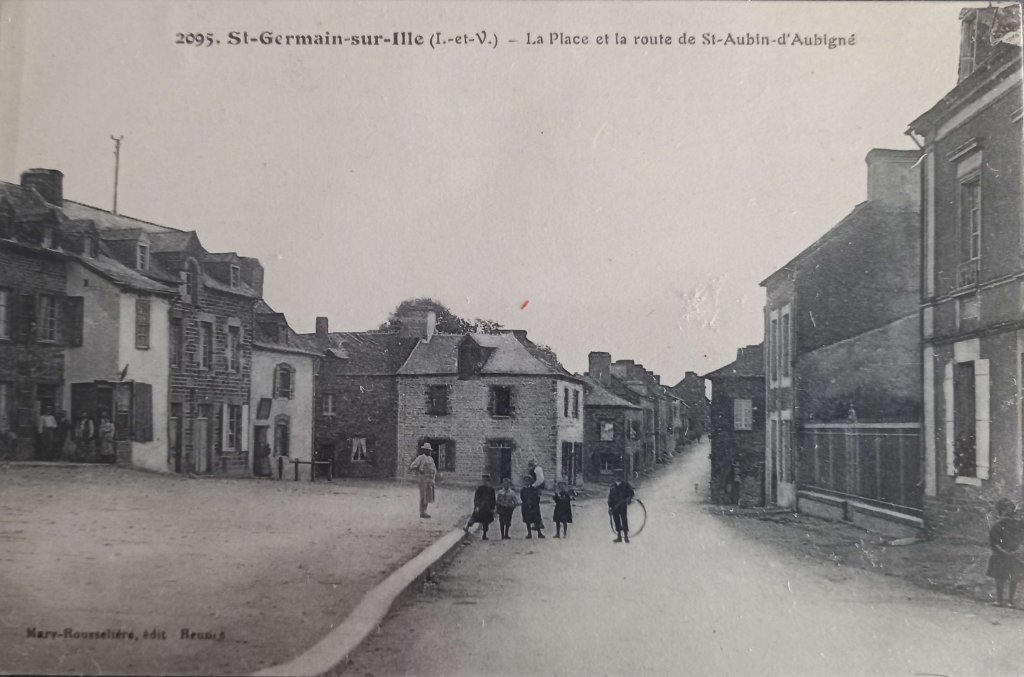 2095 - Saint Germain sur Ille - la place et la route de st aubin d'aubigné emr.jpg