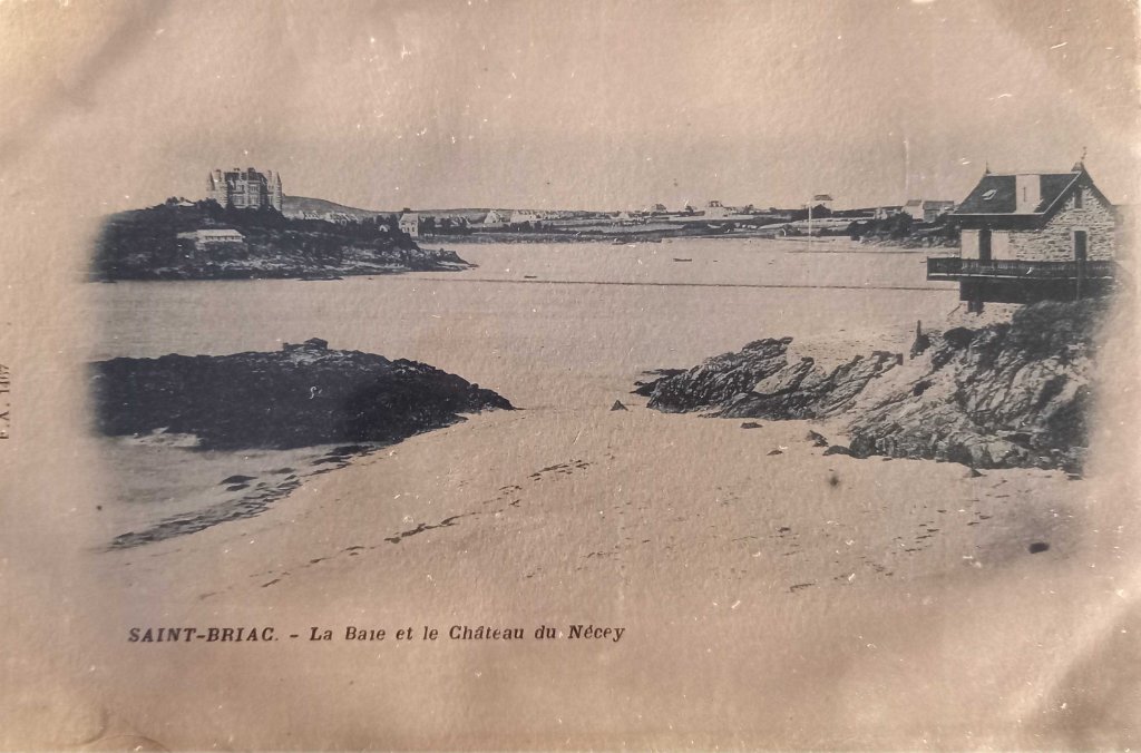 Saint Briac - la baie et le château du Nécey.jpg