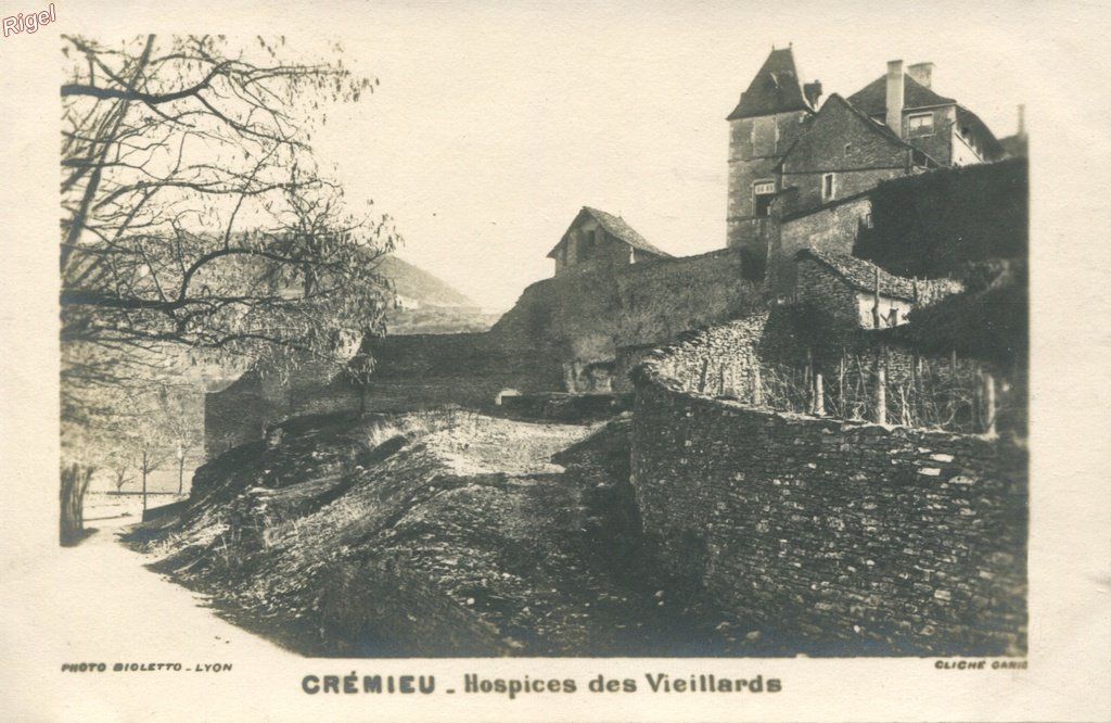 38-Crémieu - Hospices des Vieillards - Photo Bioletto - Cliché Ganio.jpg