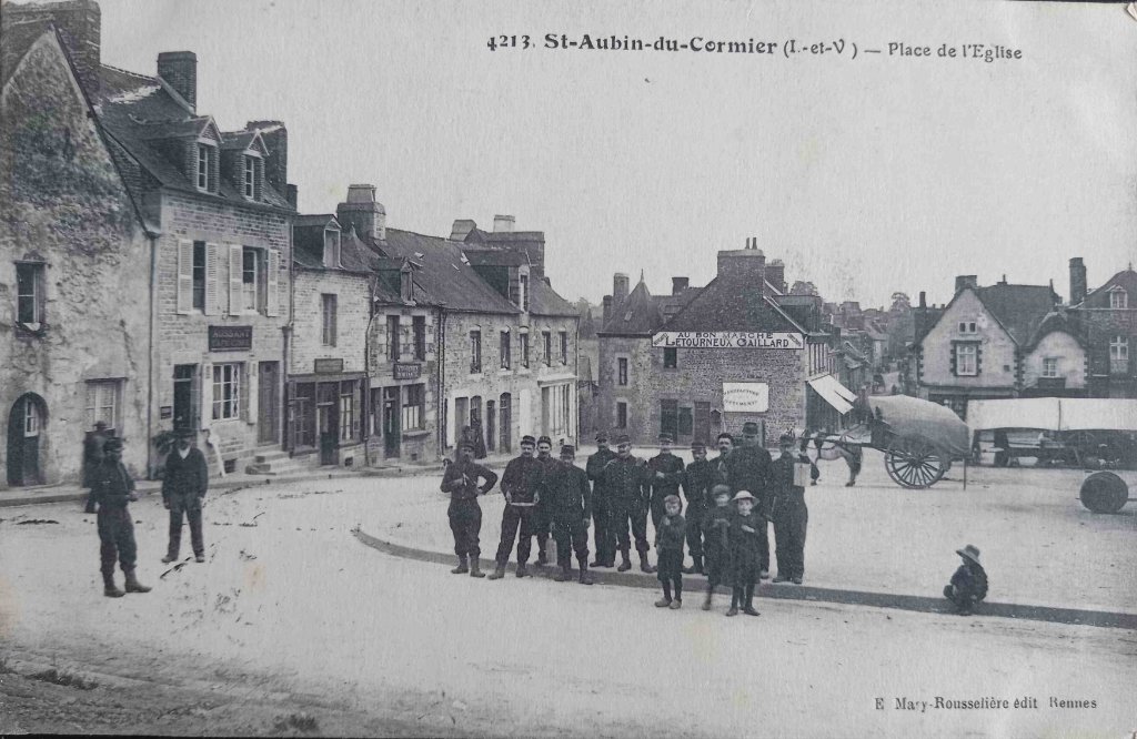 4213 - Saint Aubin du Cormier - place de l'église -emr.jpg