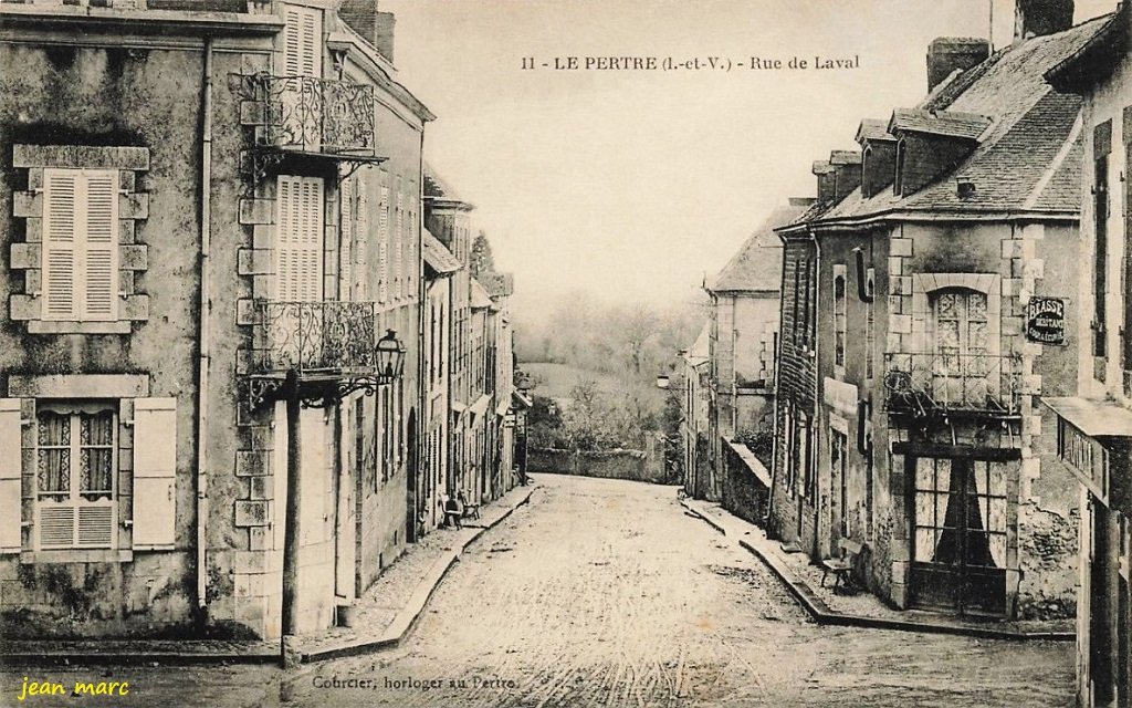 Le Pertre - Rue de Laval.jpg